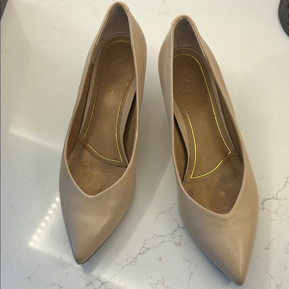 Vionic Tan Heels Classic Pointed-Toe Design